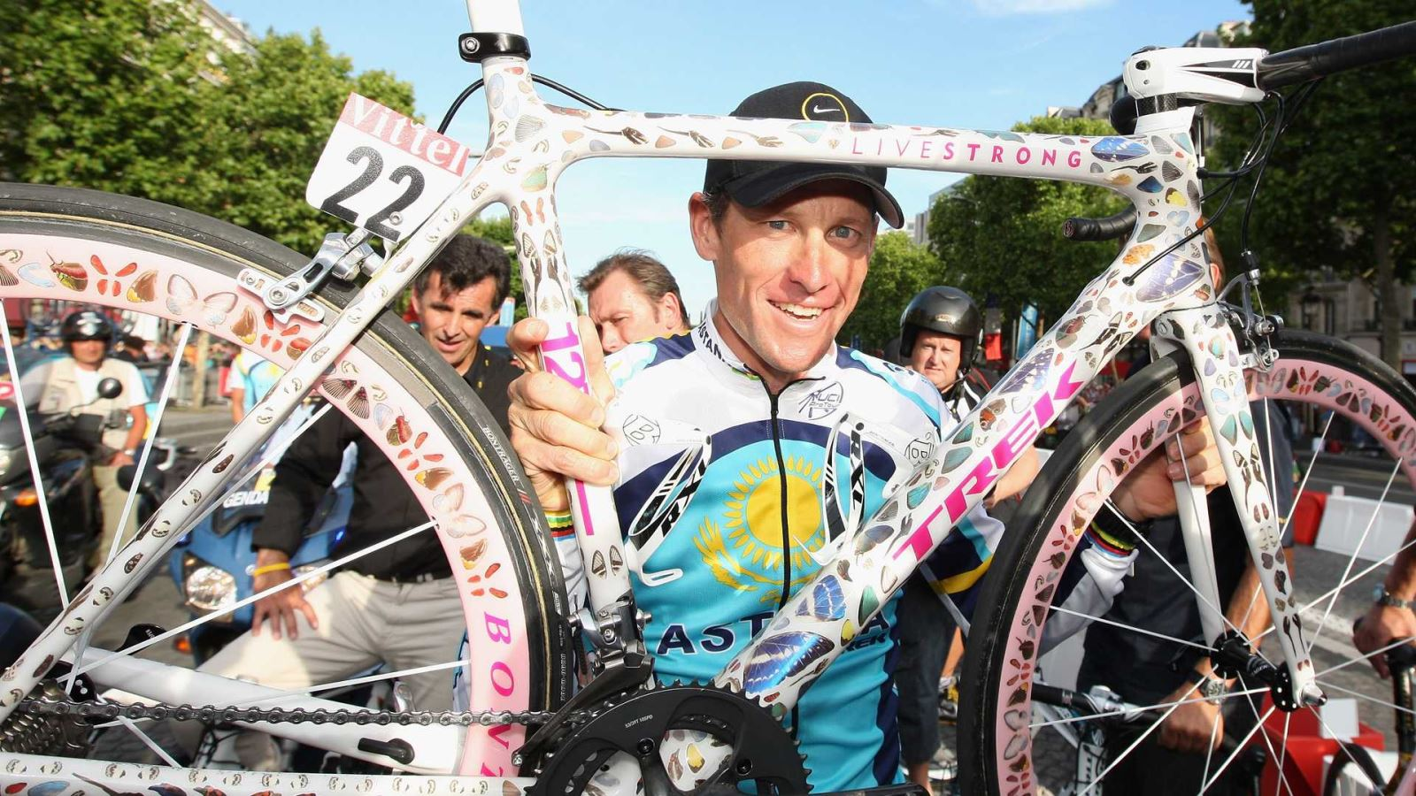 Chiếc xe đạp đua Trek Butterfly Madone được trang trí cánh bướm thật, từng thuộc sở hữu của Lance Armstrong