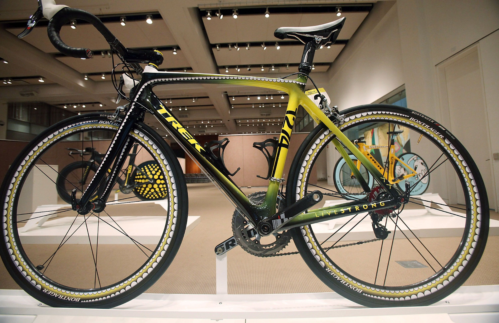 Xe đạp KAWS: Trek Madone với thiết kế "chomper teeth" độc quyền của nghệ sĩ KAWS
