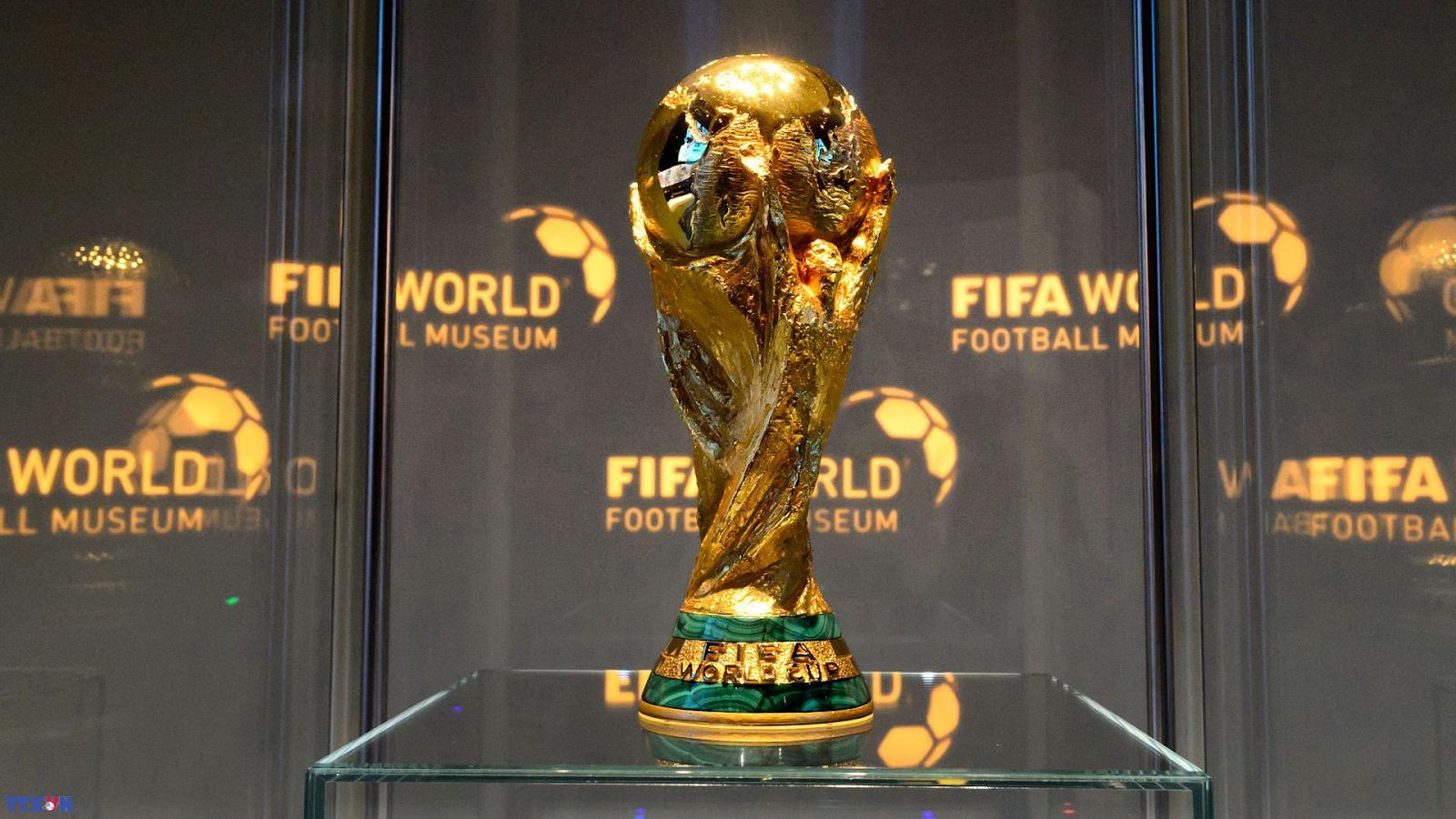 Cúp World Cup mang tính biểu tượng tinh thần thể thao của World Cup.