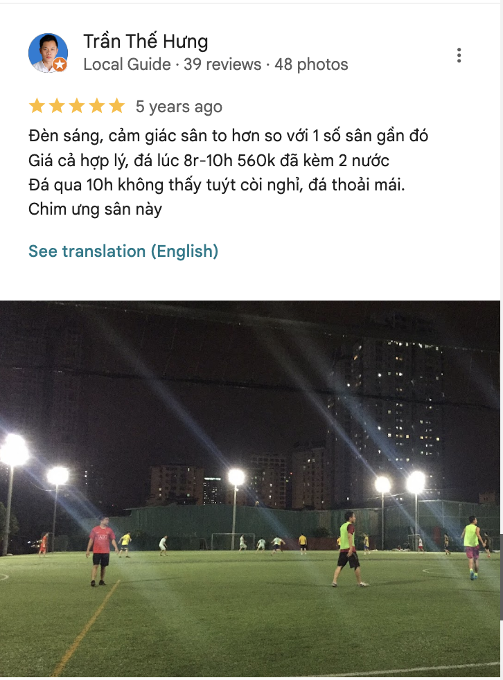Sân được trang bị hệ thống đèn sáng hỗ trợ người chơi cả buổi tối