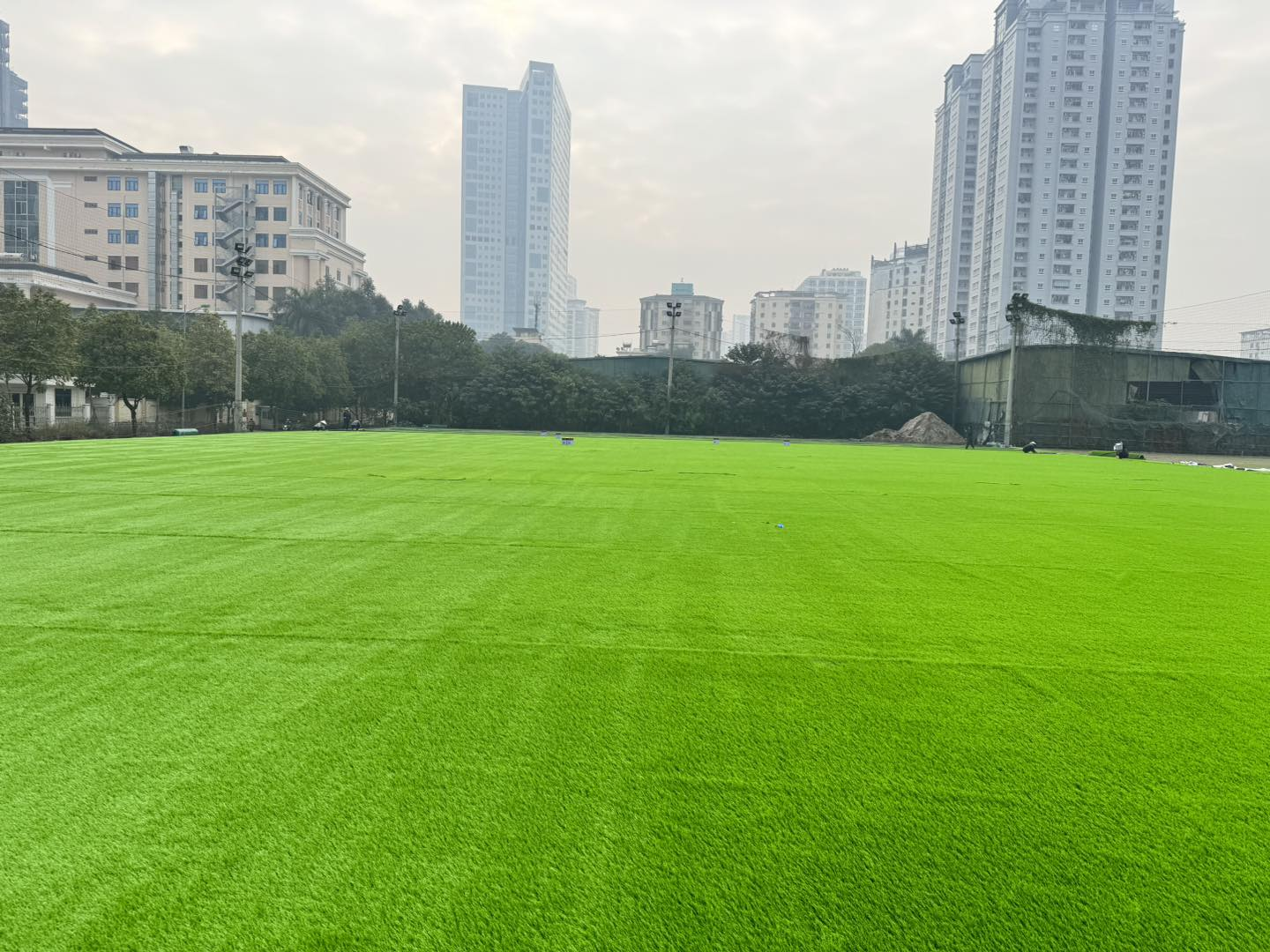 Bề mặt sân được trải cỏ nhân tạo chất lượng