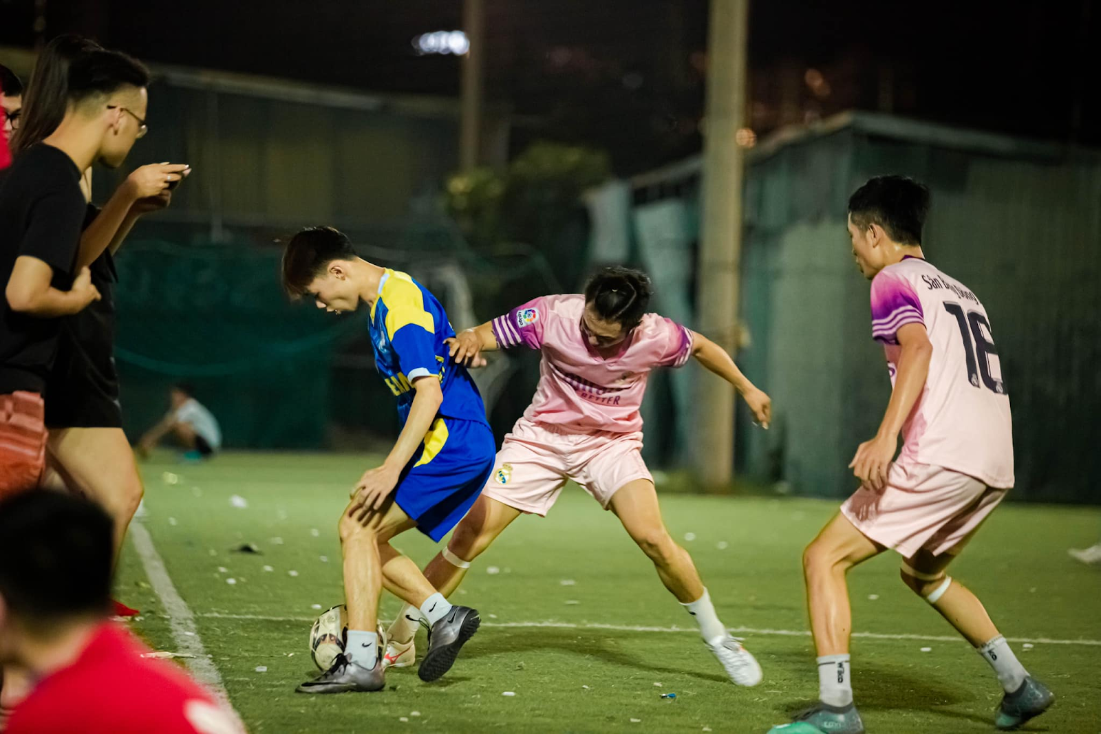 Hình ảnh người chơi tại sân bóng Đông Đô 2