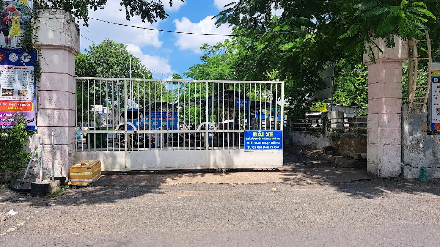 Khu vực để xe máy tiện lợi tại sân cầu lông Phú Thọ