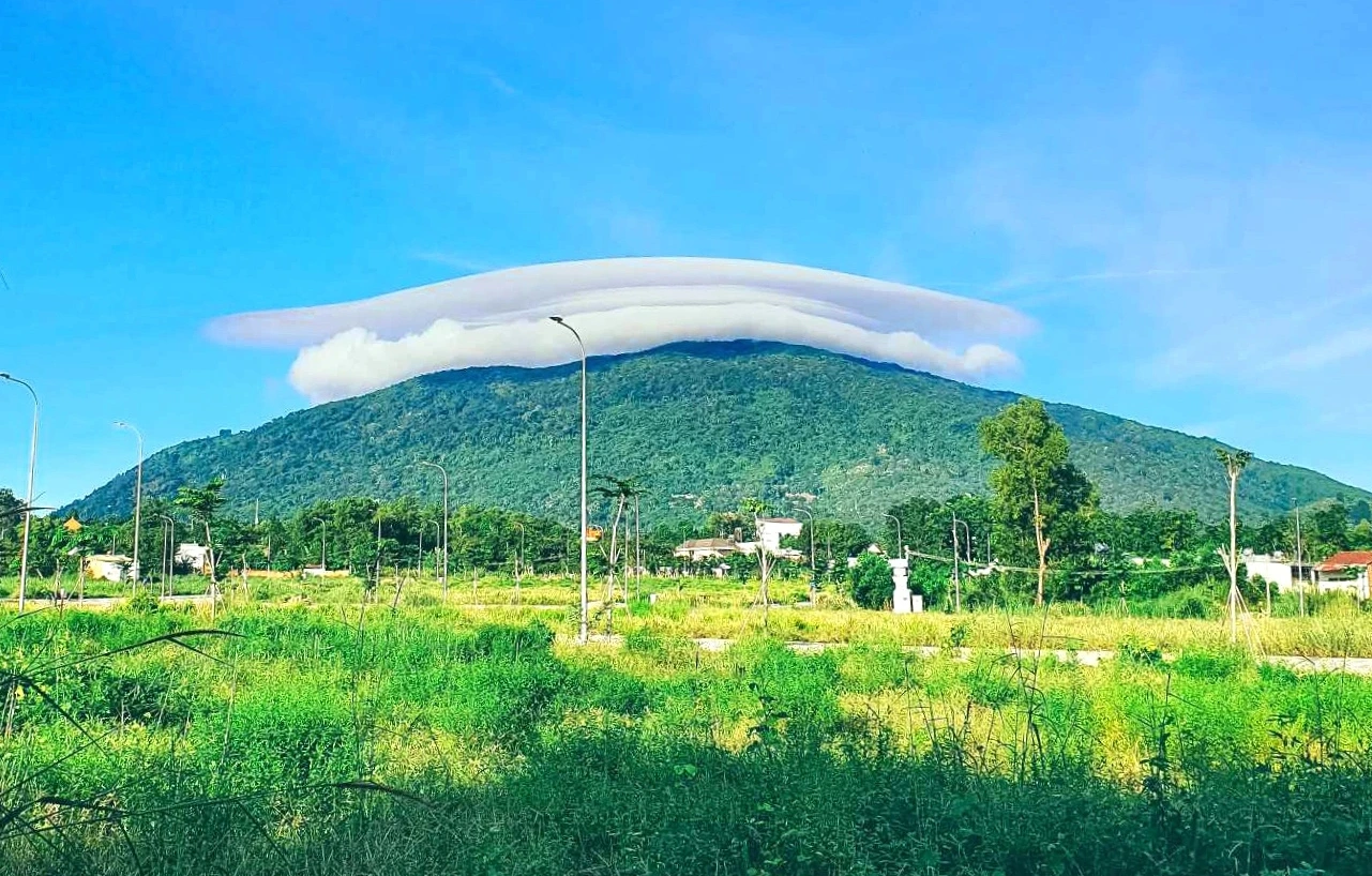 Khung cảnh núi Chứa Chan Gia Lào vào mùa khô, lý tưởng cho hành trình khám phá