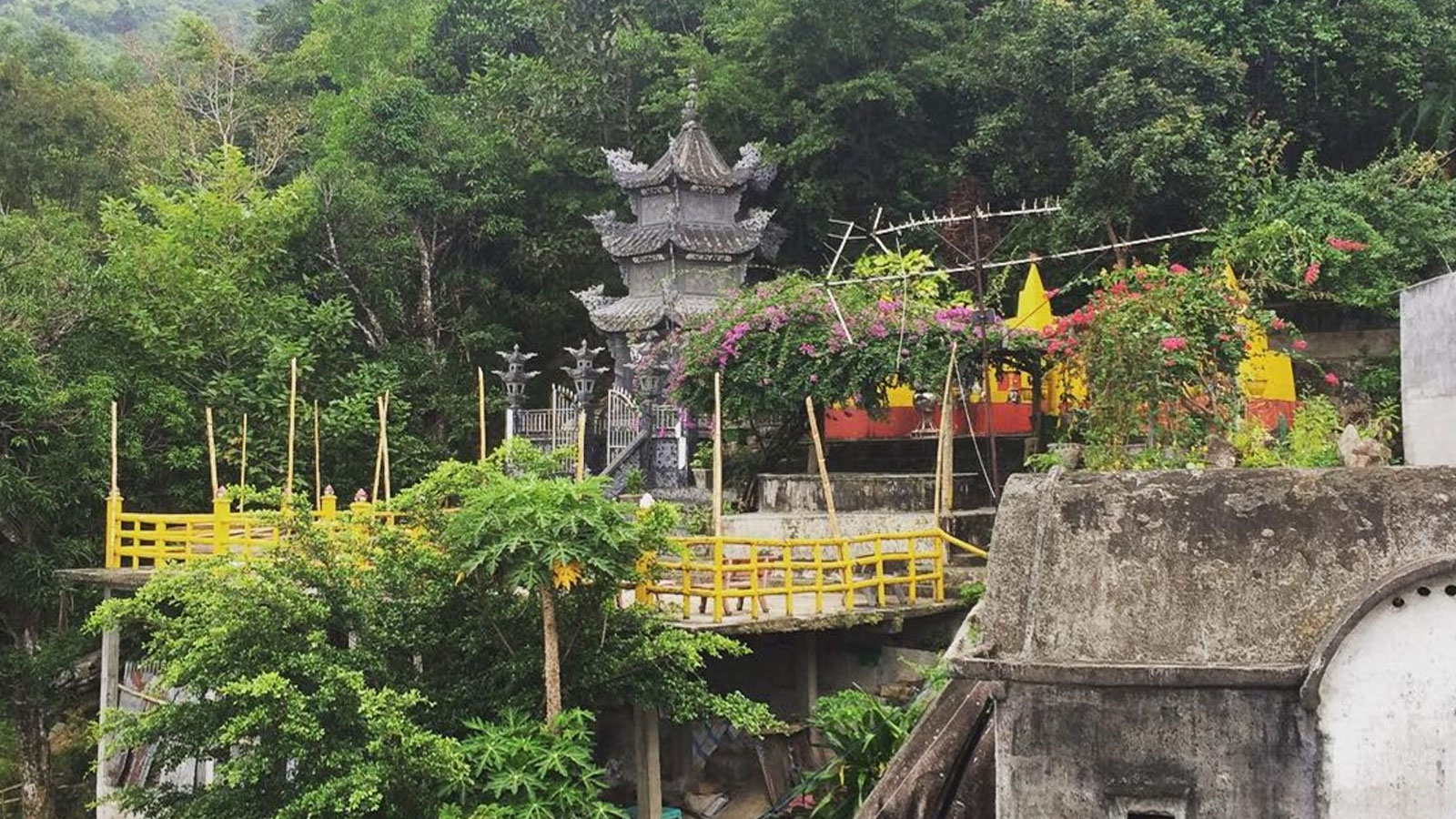Chùa Bửu Quang linh thiêng nằm giữa lưng chừng núi Chứa Chan Gia Lào