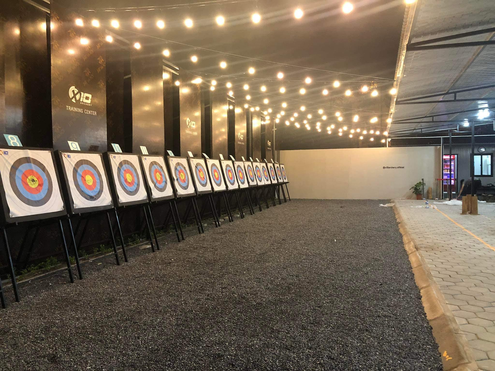 X10 Archery là một sân bắn cung Hà Nội với hệ thống chiếu sáng giúp khách hàng tập luyện cả buổi tối