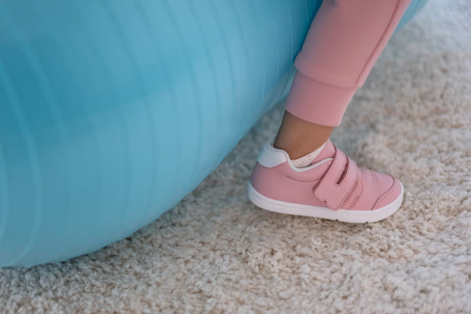 Giày đúng kích cỡ đảm bảo sự phát triển và thoải mái vận động cho trẻ em