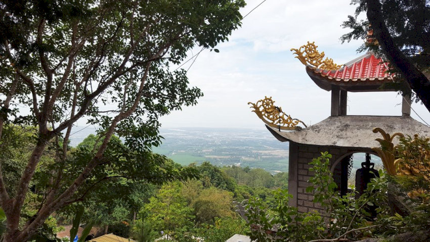 Khung cảnh thanh bình tại Chùa Hang Mai, điểm đến tâm linh trên núi Dinh