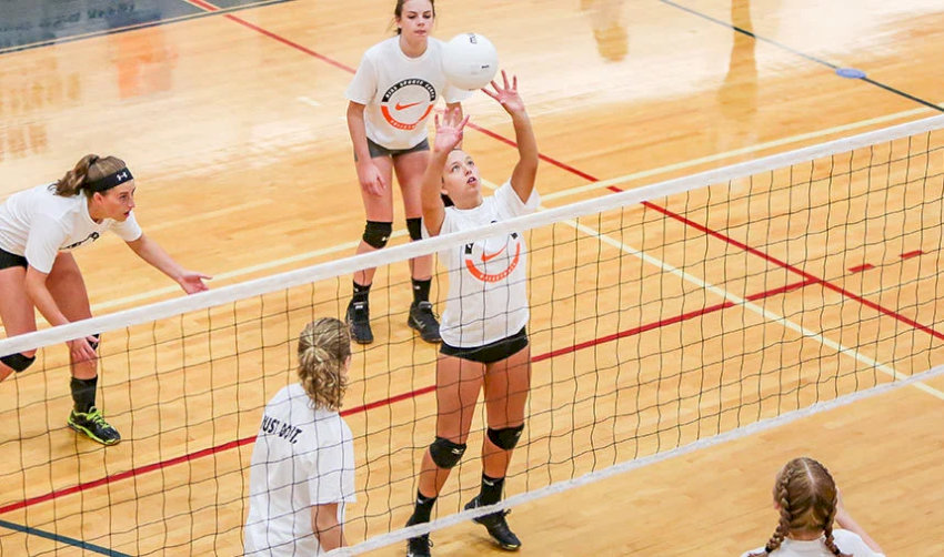 Chuyền hai (Setter) thực hiện pha chuyền bóng, linh hồn đội bóng chuyền