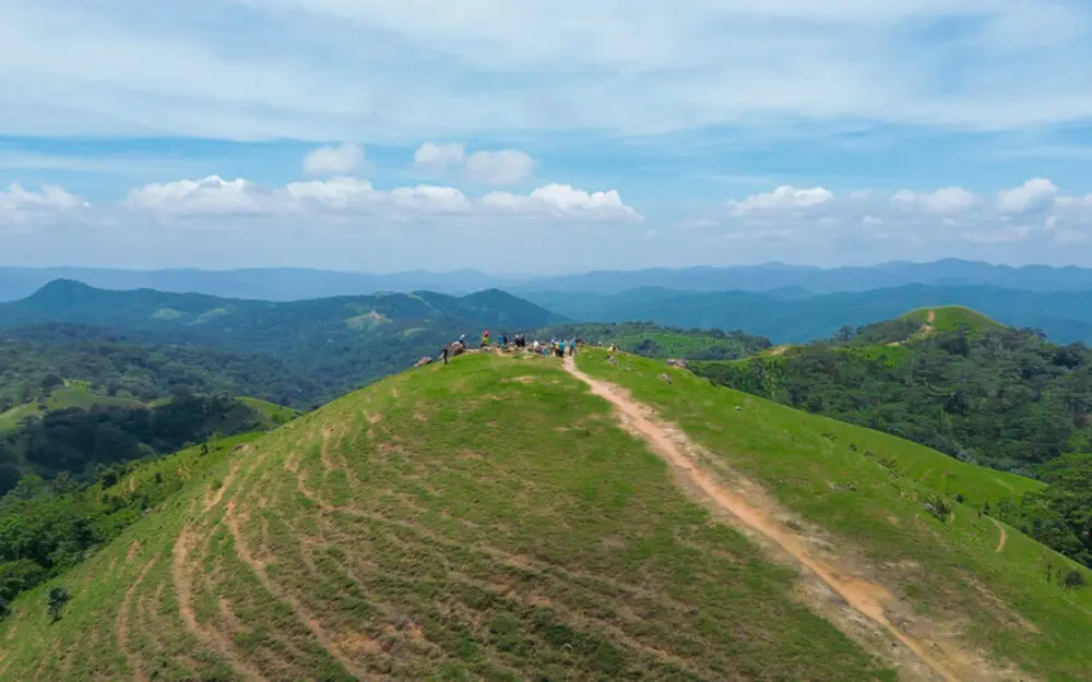 Tầm nhìn bao quát từ cột mốc 3 tỉnh, điểm cao nhất của cung trekking Tà Năng