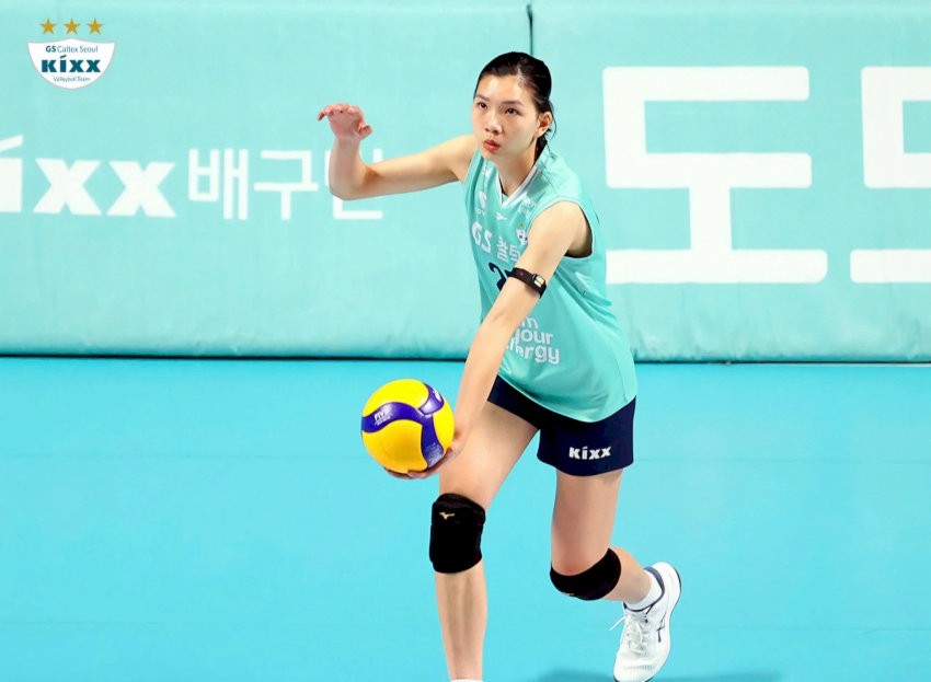 Phụ công (Middle Blocker) thực hiện pha chắn bóng trên lưới, phòng thủ trung tâm