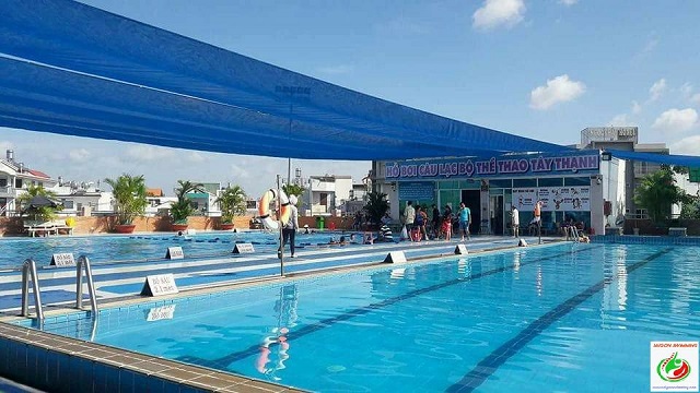 Góc nhìn toàn cảnh Hồ bơi Tây Thạnh với các làn bơi và không gian xanh mát