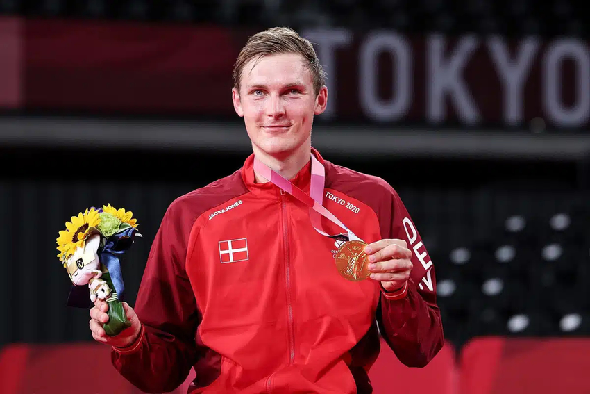 Viktor Axelsen tay vợt cầu lông Đan Mạch thống trị sân đấu
