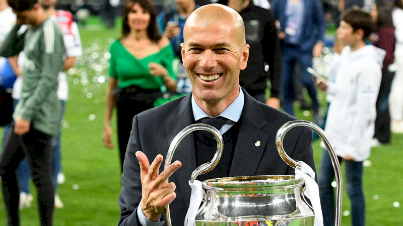 Zinedine Zidane, nghệ sĩ bóng đá Pháp với phong cách chơi thanh lịch, một cầu thủ vĩ đại nhất mọi thời đại