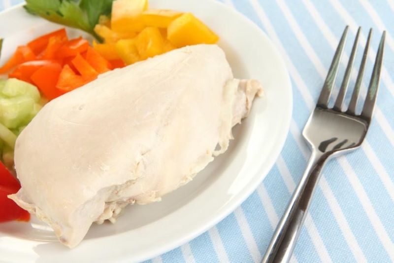 100g ức gà luộc cung cấp bao nhiêu calo và protein