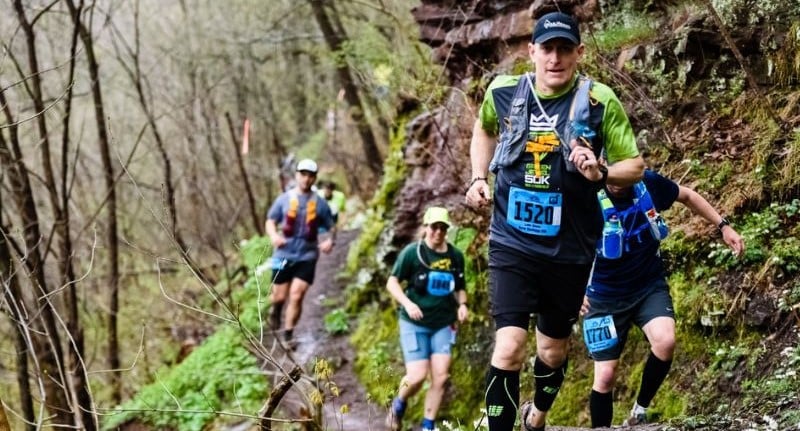 Người chạy trail trên địa hình núi hiểm trở với trang phục và phụ kiện chuyên dụng