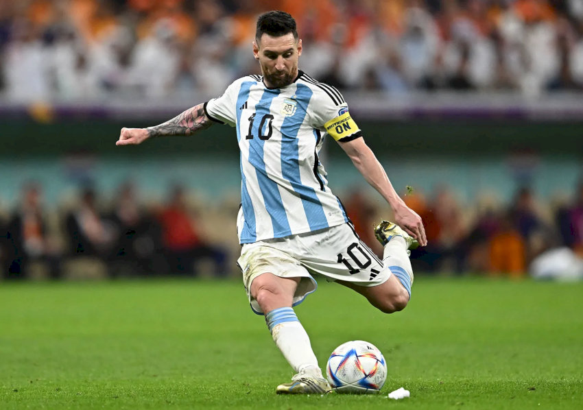 Lionel Messi với khả năng rê dắt bóng vượt trội từ cánh phải