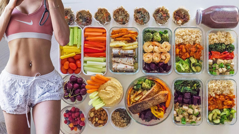 Thực đơn dinh dưỡng lành mạnh bao gồm protein, carbs và rau xanh cho người tập gym