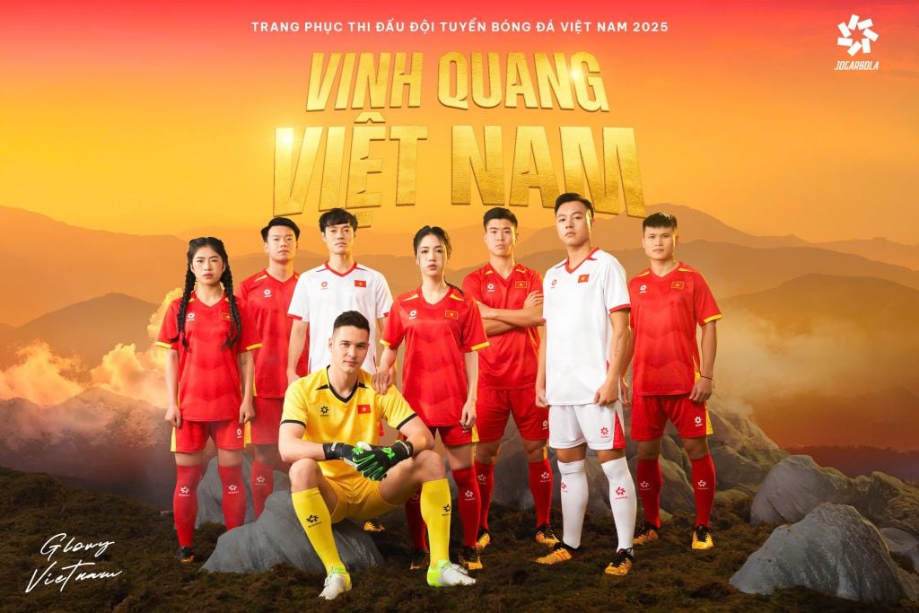 Áo đấu đội tuyển bóng đá quốc gia Việt Nam với cầu thủ đang tạo dáng