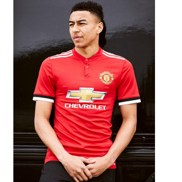 Áo đấu sân nhà của CLB MU cho mùa giải 2017 - 2018 với điểm nhấn là hàng cúc ở cổ áo