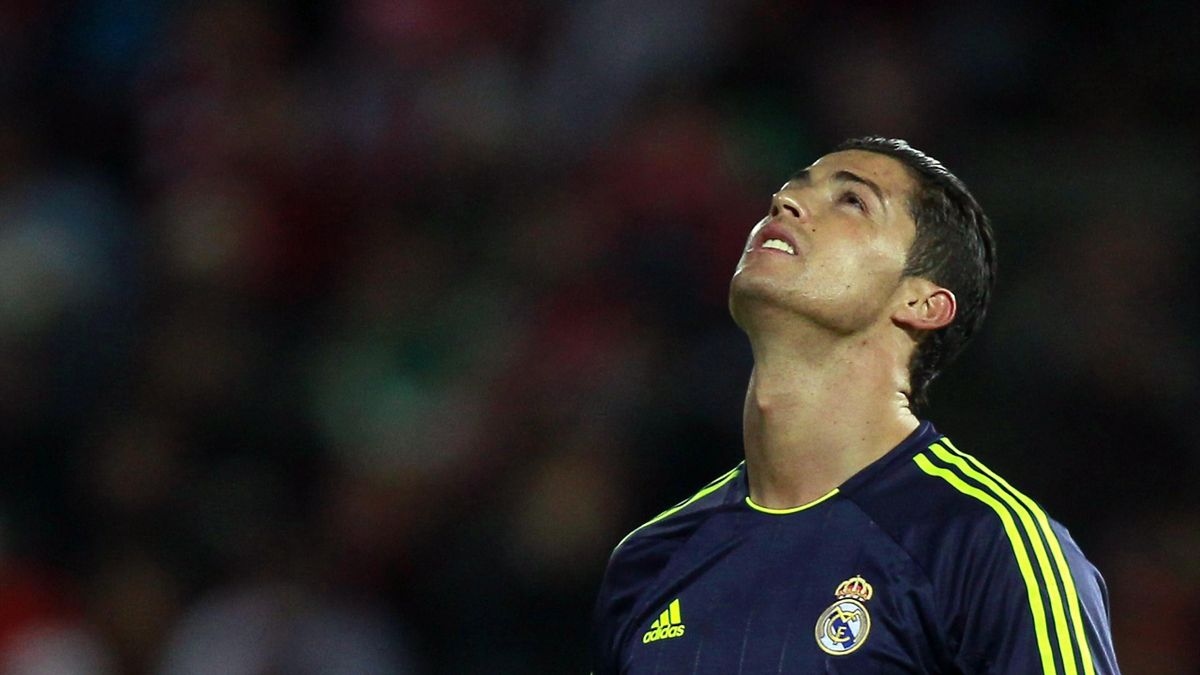 Cristiano Ronaldo thể hiện sự thất vọng sau tình huống ghi bàn phản lưới nhà, khoảnh khắc đáng nhớ trong sự nghiệp.