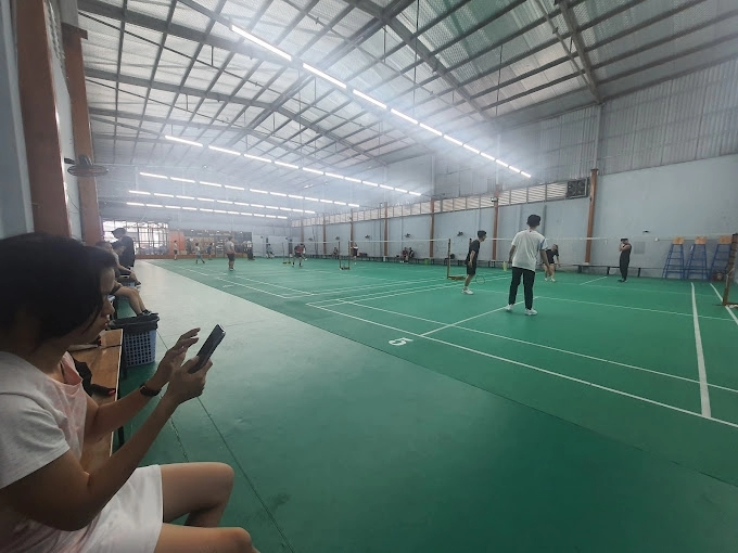 Tổng quan không gian rộng rãi và thoáng đãng của một sân tại sân cầu lông Hải Anh, cho thấy khu vực chơi thoải mái.