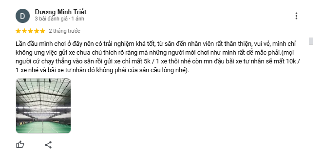Hình ảnh người chơi đang trải nghiệm tại sân cầu lông Hải Anh, minh họa sự hài lòng của khách hàng.