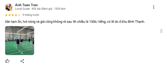 Toàn cảnh một trận đấu tại sân cầu lông Hải Anh, với ánh sáng tự nhiên và không gian xung quanh.