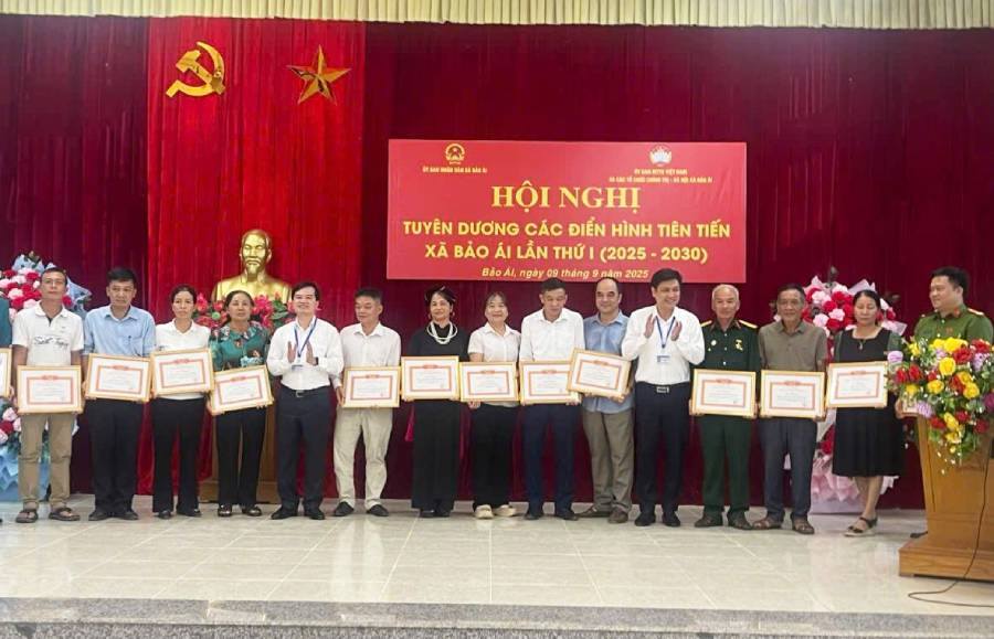 Huấn luyện viên đang chỉ đạo chiến thuật cho đội bóng của mình trong giờ nghỉ tại VTV Cup Bóng chuyền 2023