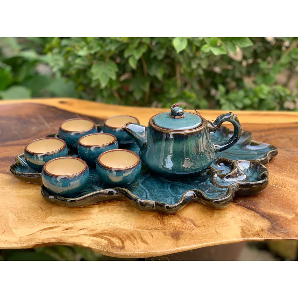Bộ ấm trà phù hợp làm quà chia tay đồng nghiệp nam ở tuổi trung niên, mang nét truyền thống.