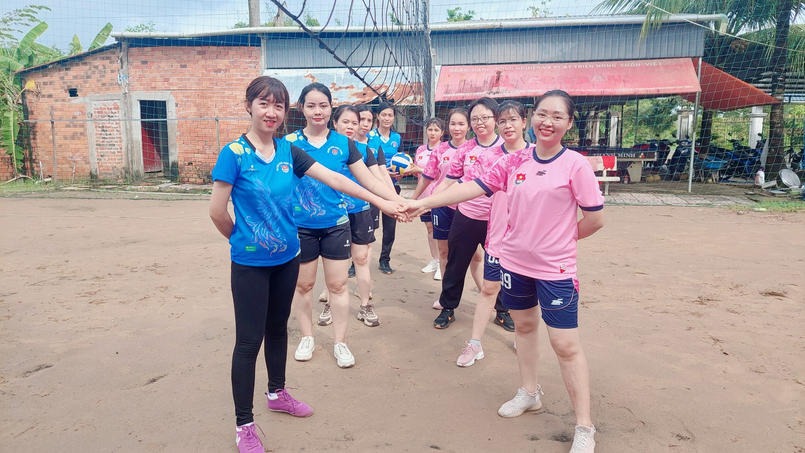 Đội hình câu lạc bộ bóng chuyền nữ Châu Thành trong buổi giao lưu, thể hiện tinh thần đồng đội và niềm đam mê thể thao.