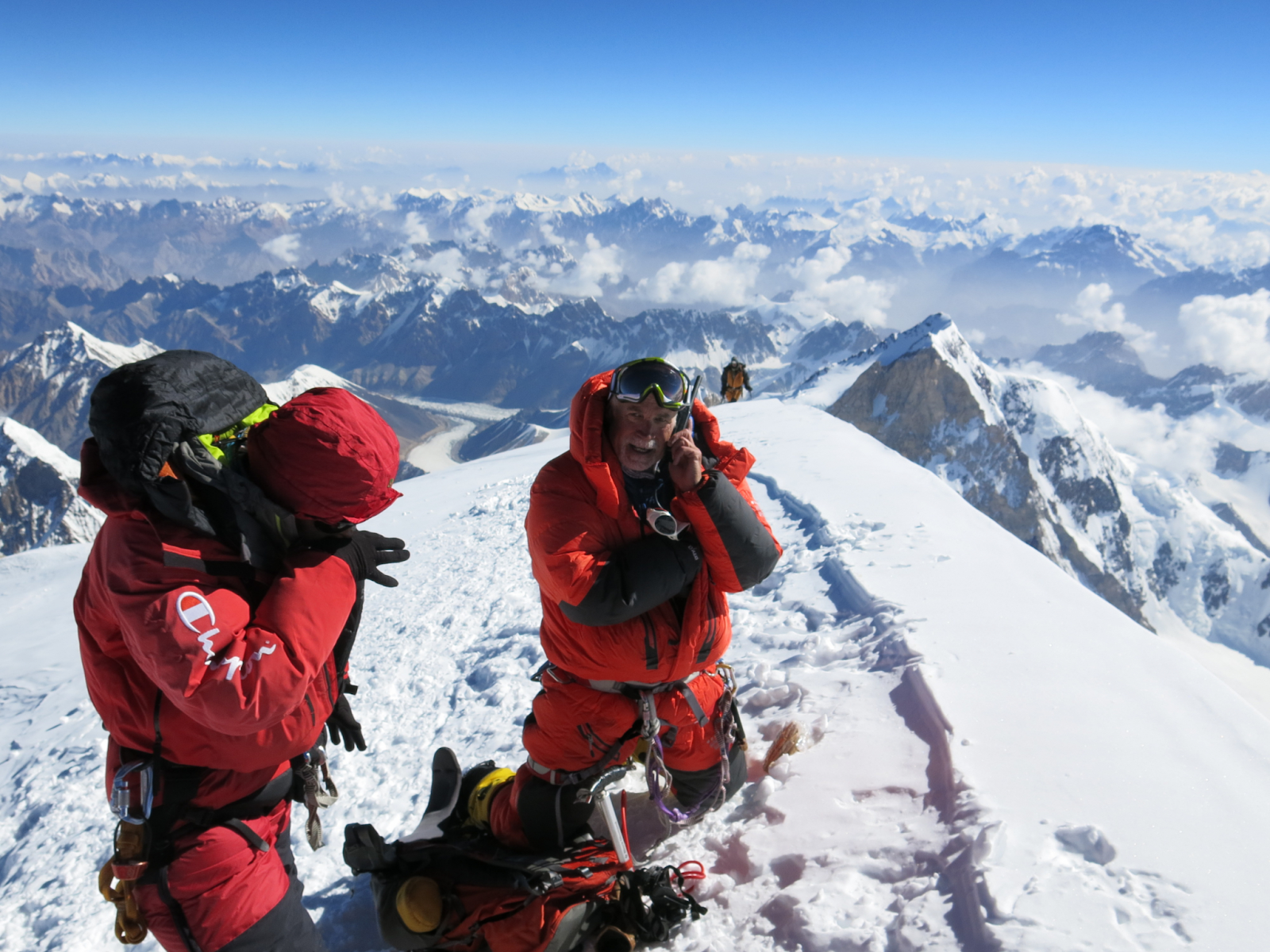 Khoảnh khắc check-in trên đỉnh Broad Peak, gần các ngọn núi cao nhất thế giới khác
