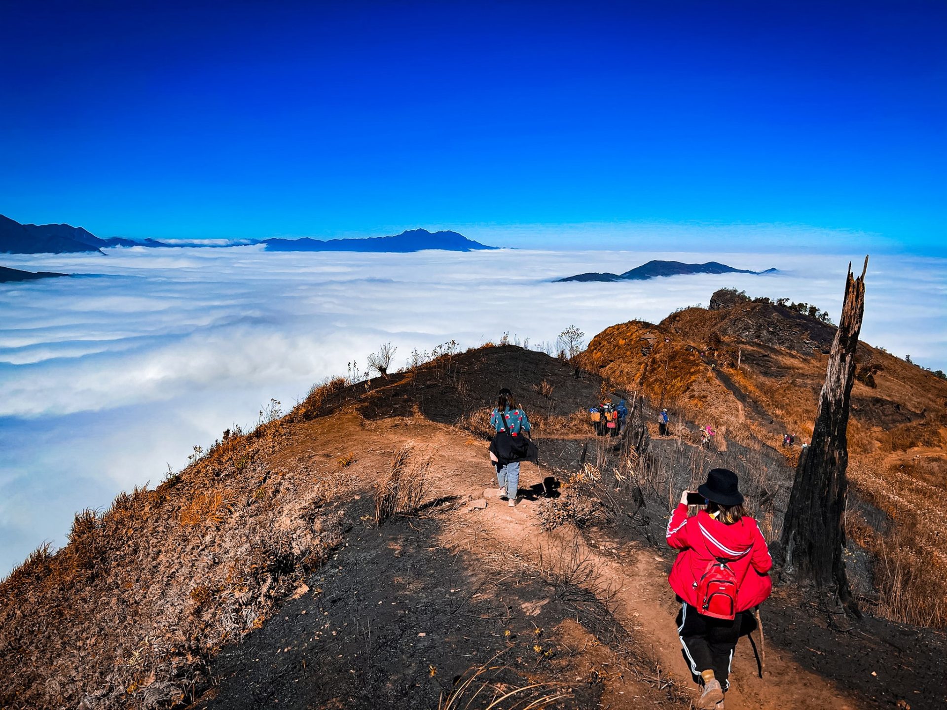 Cảnh quan núi non hùng vĩ trên đường trekking Lào Thân với những đoạn dốc khó khăn
