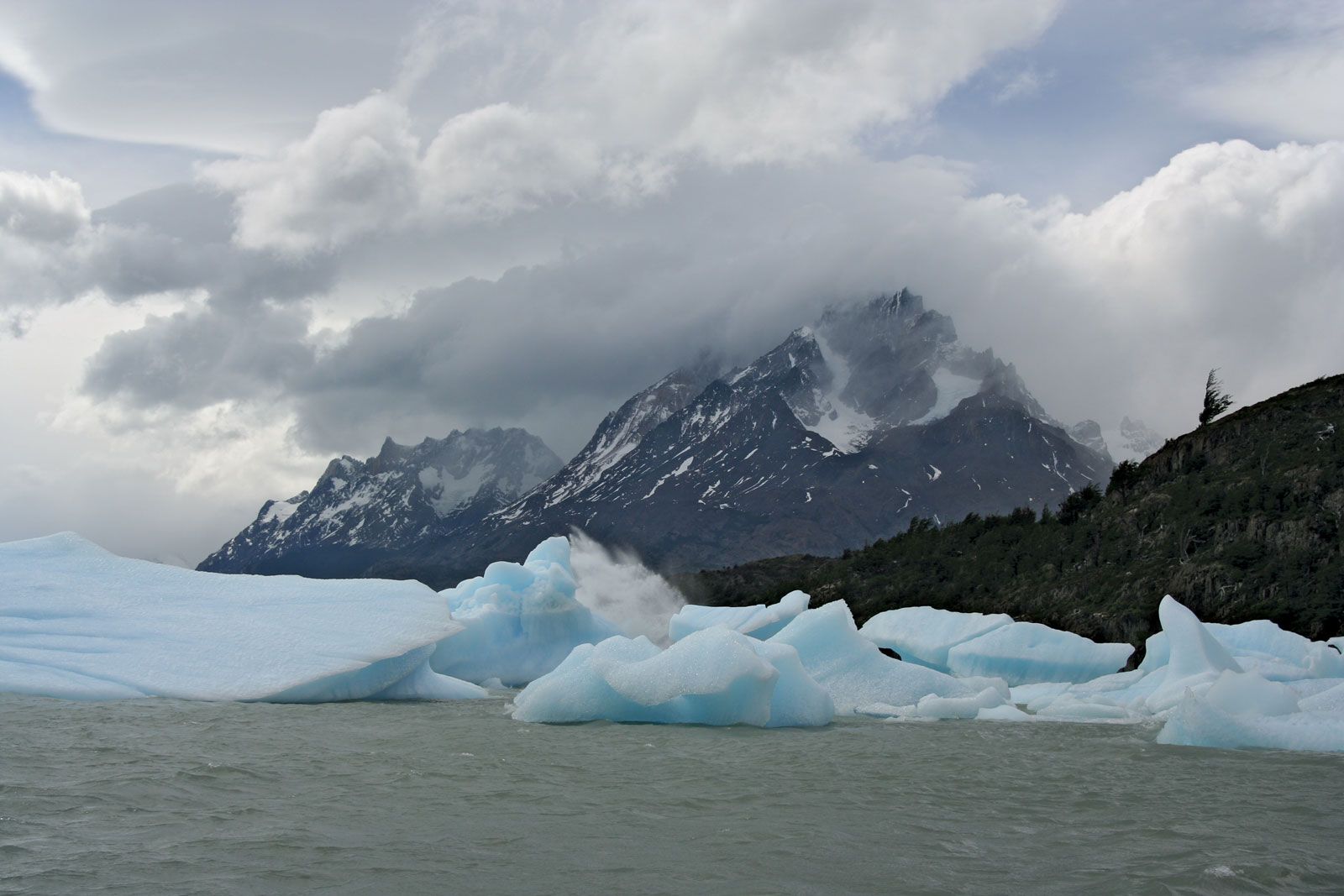 Hồ Grey băng giá tại Vườn quốc gia Torres del Paine, Chile