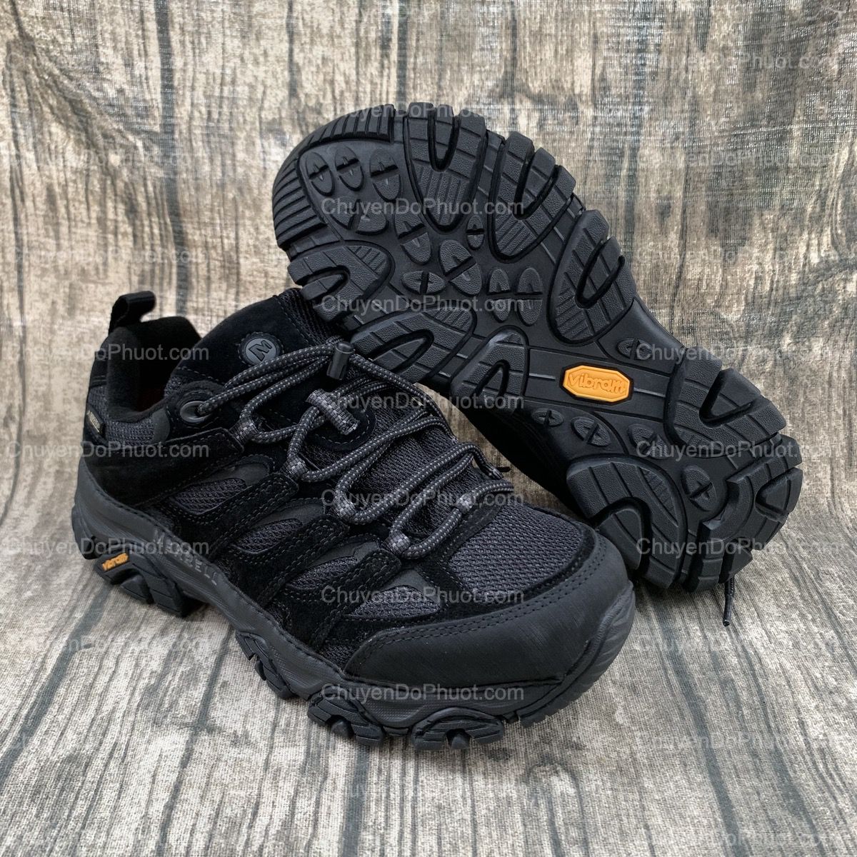 Cận cảnh đôi giày trekking Merrell Moab 3 Gore-Tex màu đen, phù hợp cho lợi ích của leo núi bền bỉ