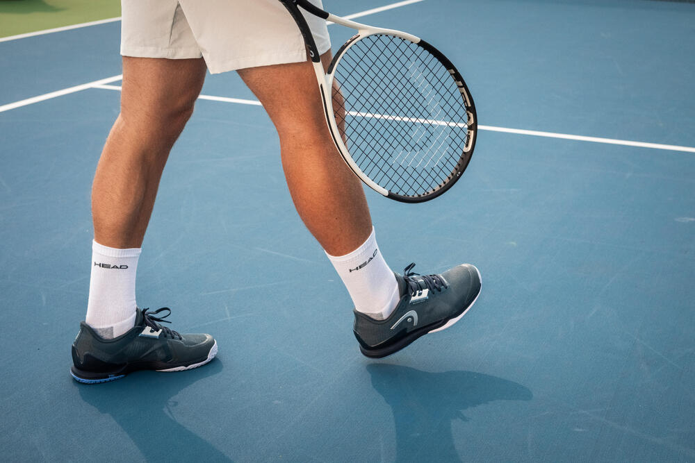 So sánh trọng lượng giày tennis và giày chạy bộ ảnh hưởng đến hiệu suất và cảm giác khi chạy