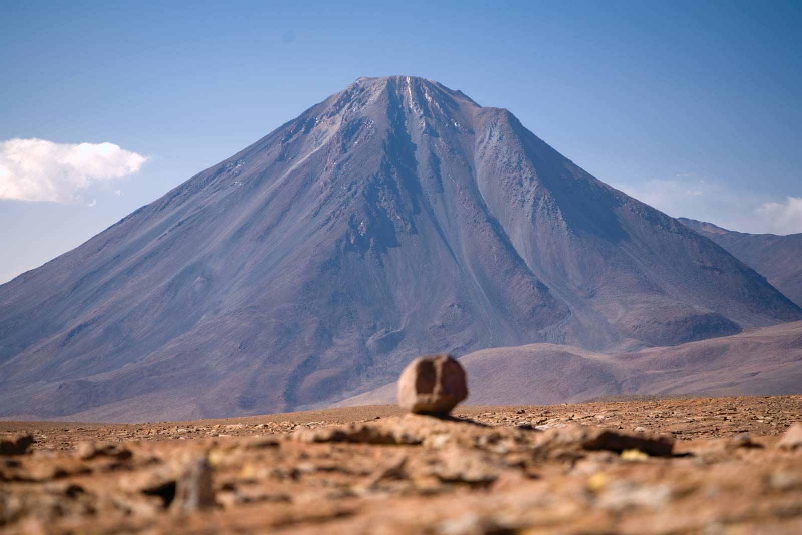 Núi lửa Licancábur hùng vĩ ở vùng sa mạc Atacama, Chile