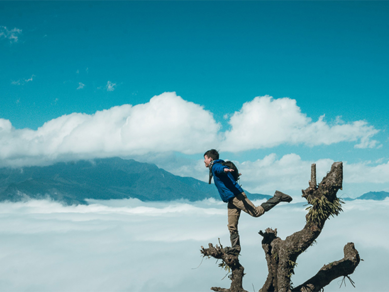 Hình ảnh đoàn trekker chinh phục Tour Trekking Lào Thân, hòa mình vào biển mây bồng bềnh