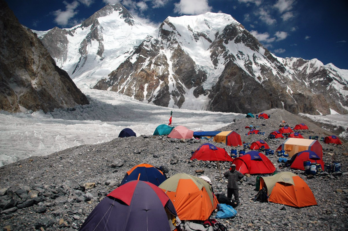 Hoạt động hạ trại khi trekking tại Gasherbrum I, một thử thách trong hành trình núi cao nhất thế giới