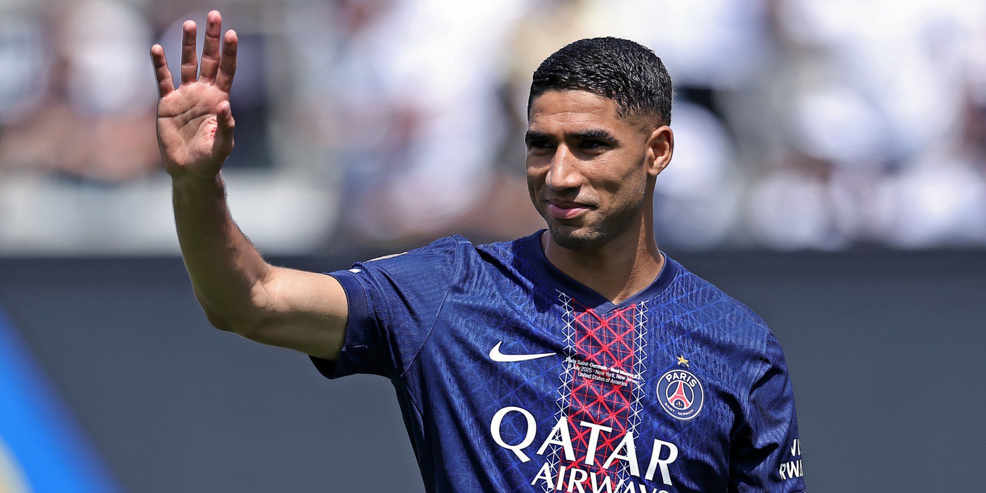 Achraf Hakimi khoác áo PSG trên sân cỏ, tập trung vào trận đấu, trong bối cảnh đối mặt cáo buộc hiếp dâm