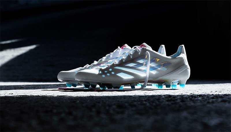 Adidas X 99.1, đôi giày đá bóng siêu nhẹ 99 gram với màu bạc sang trọng và đế phản quang