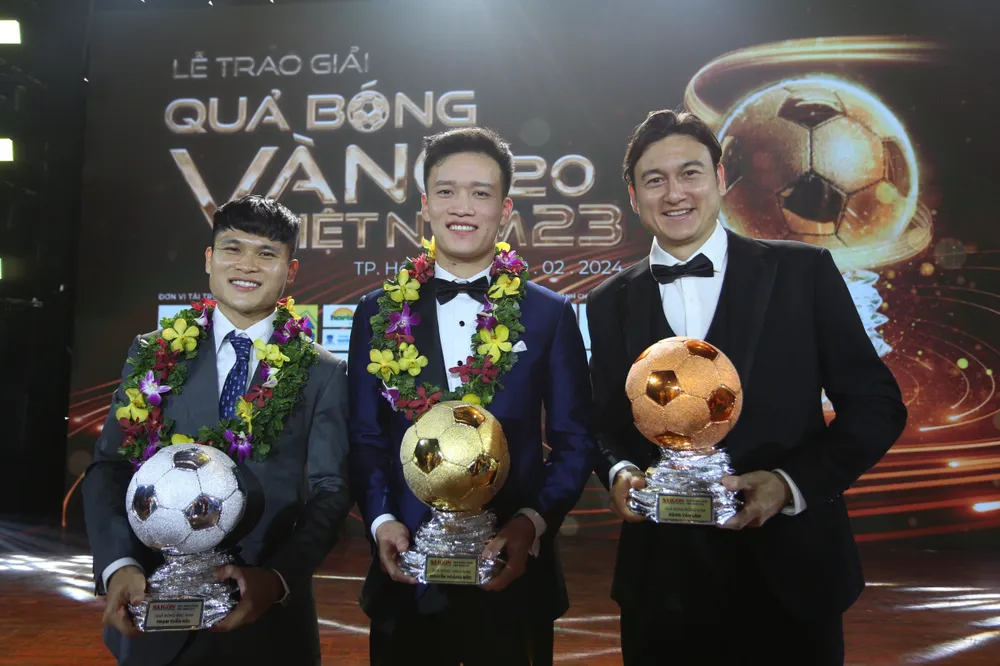 Quả bóng vàng Việt Nam 2023 Hoàng Đức bên cạnh Quả bóng bạc Tuấn Hải và Quả bóng đồng Văn Lâm.