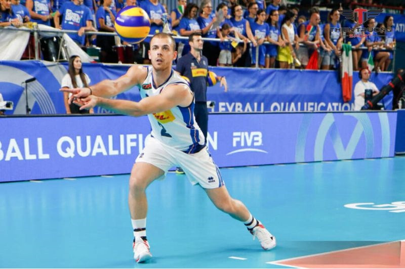 Aleksandar Atanasijević thực hiện pha đập bóng