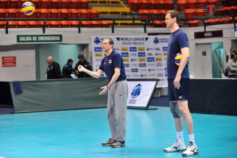 Aleksey Kazakov thực hiện pha chắn bóng