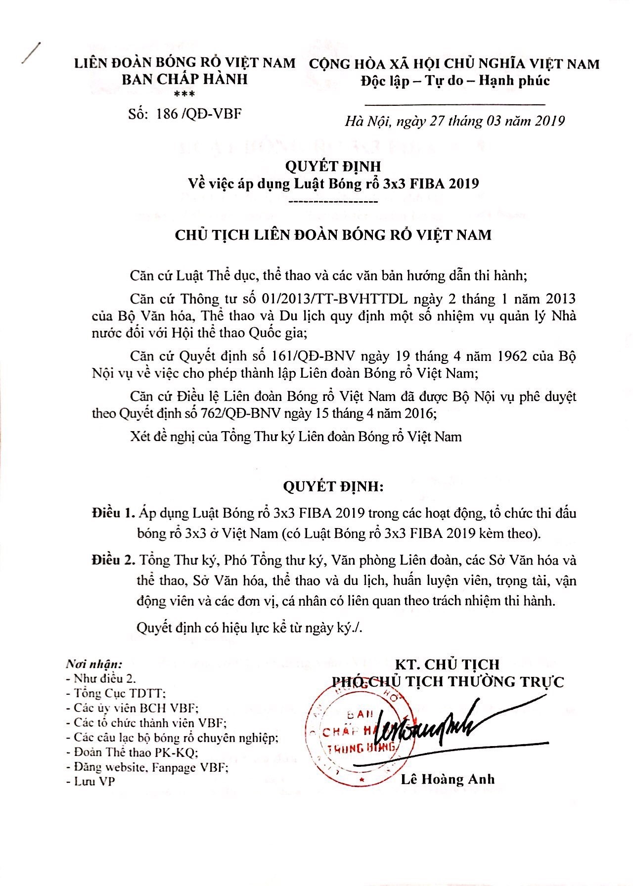 Cầu thủ bóng rổ thực hiện động tác ném rổ theo đúng luật thi đấu bóng rổ
