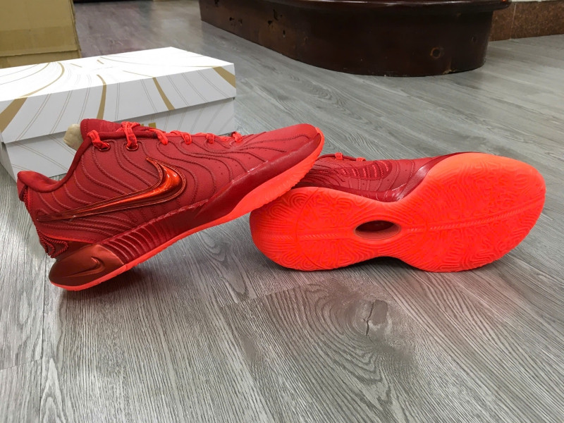 Ảnh cận cảnh giày bóng rổ LeBron James 21 với màu sắc tươi sáng và họa tiết độc đáo