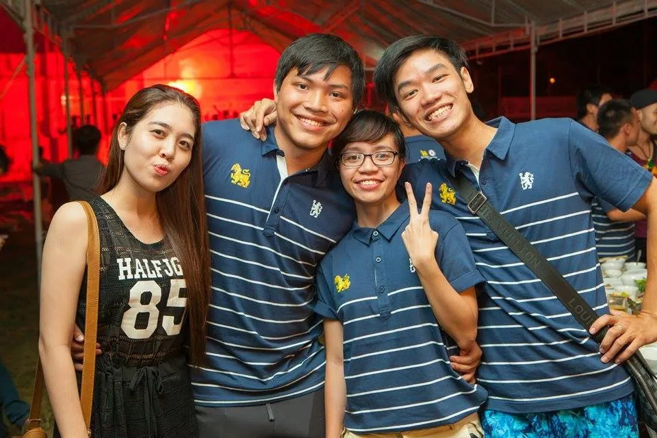 Anh Nguyễn Nam (phải), Hội phó CFCVN ở kỳ giải Fan Club Chelsea toàn quốc 2014 tại Nghệ An