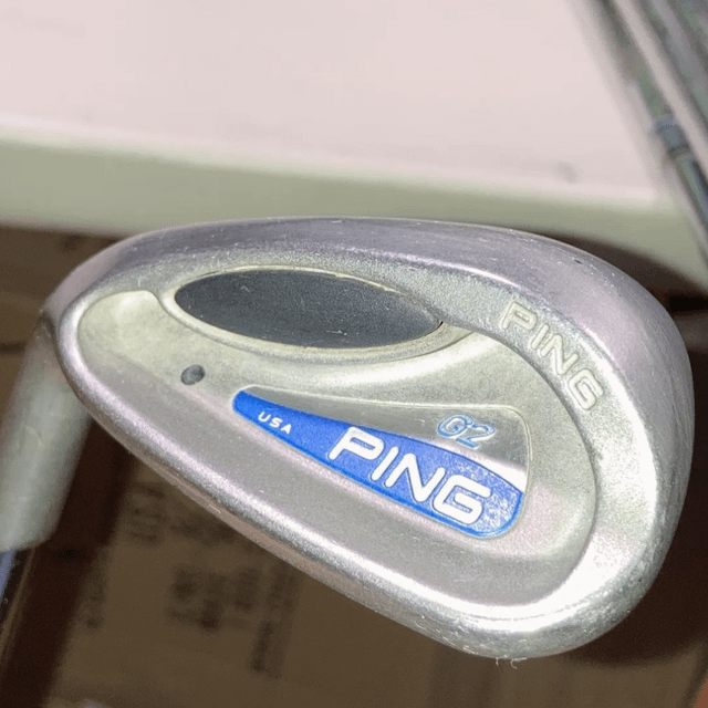 Cận cảnh gậy golf Ping G2 lob wedge, một ví dụ về trang thiết bị phù hợp giúp nâng cao hiệu suất thể thao.