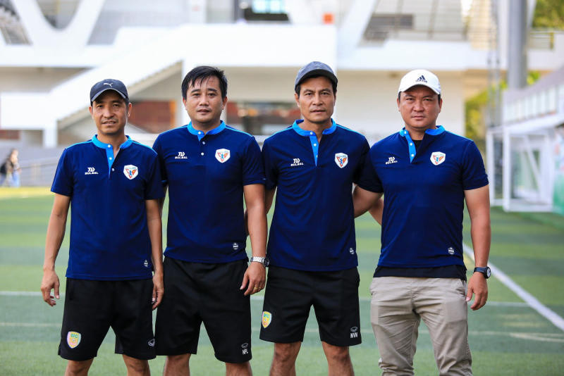 Áo ban huấn luyện đội tuyển Việt Nam với thiết kế đơn giản, thể hiện tinh thần dân tộc và sự đoàn kết