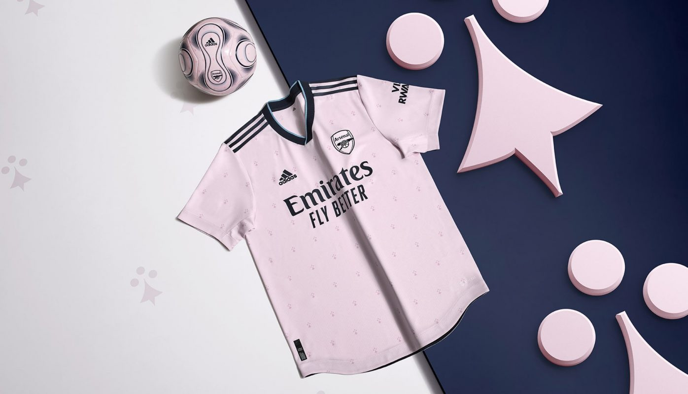 Áo bóng đá Arsenal sân khách mẫu ba với họa tiết độc đáo, góp phần vào đa dạng áo đấu Ngoại Hạng Anh